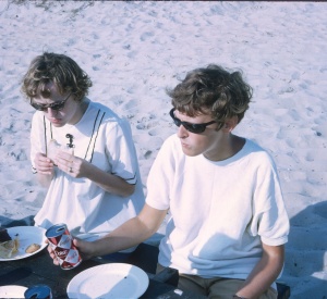 1968 Jun Elouise and Diane lunch on the beach